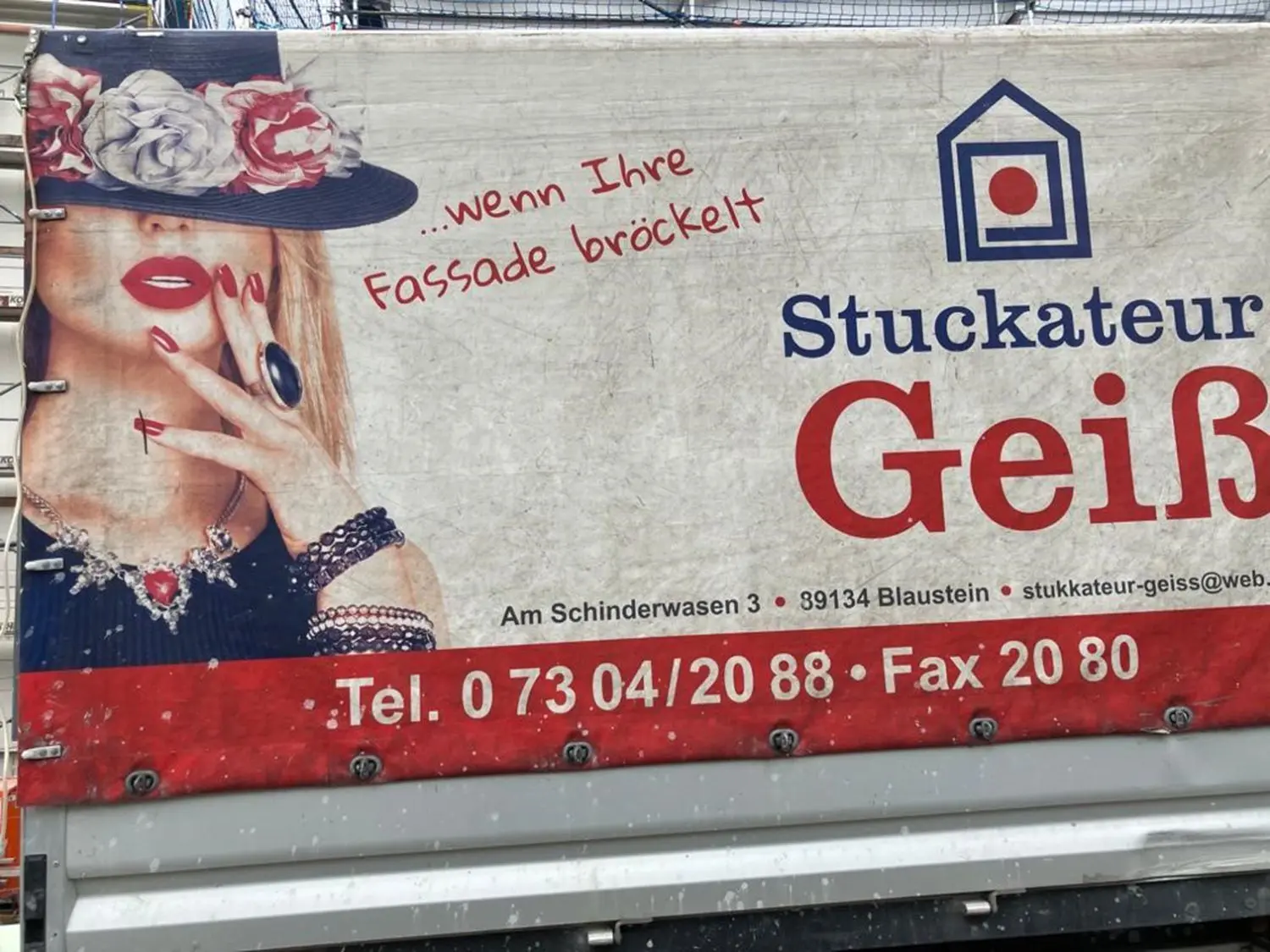 Auch hier gelte: Es besteht kein Produktzusammenhang. Das Motiv funktioniere über Assoziationen, unter anderem, dass eine Frau ab einem gewissen Alter viel Make-up tragen muss, um attraktiv zu sein. „Stellen Sie sich die Werbung mit einem Mann vor, sie würde nicht funktionieren.“ ⇥