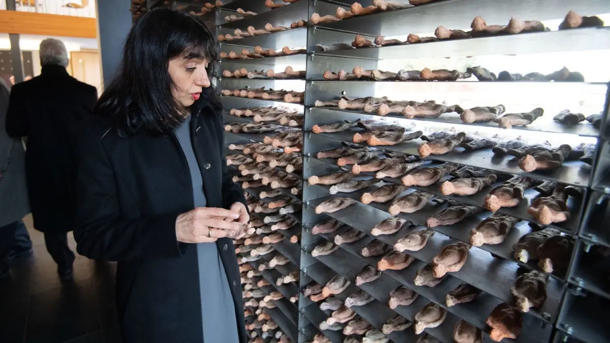Muhterem Aras, Präsidentin des Landtags von Baden-Württemberg, betrachtet im Dokumentationszentrum der Gedenkstätte Grafeneck Tonfiguren des Künstlers Jochen Meyder, der für jedes Opfer aus Grafeneck eine symbolische Figur modelliert hat, die Besucher gegen eine Spende mitnehmen können. Zum „Tag des Gedenkens an die Opfer des Nationalsozialismus“ trafen sich Mitglieder des Landtags Baden-Württemberg in Grafeneck, wo unter nationalsozialistischer Herrschaft 10 654 Menschen mit geistigen Behinderungen oder psychischen Erkrankungen ermordet wurden. Im Rahmen der Gedenkfeier spielte die Brenz-Band auf.⇥
27.01.2020, Baden-Württemberg, Gomadingen: Muhterem Aras (Bündnis 90/Die Grünen), Präsidentin des Landtags von Baden-Württemberg, betrachtet im Dokumentationszentrum der Gedenkstätte Grafeneck Tonfiguren des Künstlers Jochen Meyder, der für jedes Opfer aus Grafeneck eine symbolische Figur modelliert hat, die Besucher gegen eine Spende mitnehmen können. Zum «Tag des Gedenkens an die Opfer des Nationalsozialismus» trafen sich Mitglieder des Landtags Baden-Württemberg in Grafeneck, wo unter nationalsozialistischer Herrschaft 10.654 Menschen mit geistigen Behinderungen oder psychischen Erkrankungen ermordet wurden. Foto: Marijan Murat/dpa +++ dpa-Bildfunk +++
