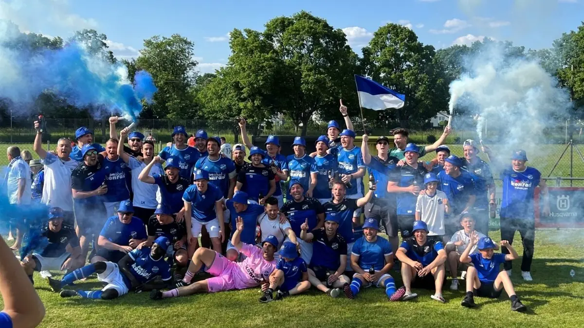 Im Juni feierten die Sportfreunde Illerrieden den Aufstieg in die Kreisliga A. Nun macht der Illerrieder Spieler Nils Gräupel mit seinem Engagement als Stammzellenspender neben dem Platz auf sich aufmerksam. Sein Team untertstützt ihn.
Meister Meisterporträt Spfr Illerrieden Kreisliga B 1 Fußball Donau/Iller Meister nach 1:1 gegen SV Esperia Italia Neu-Ulm am 04.06.2023