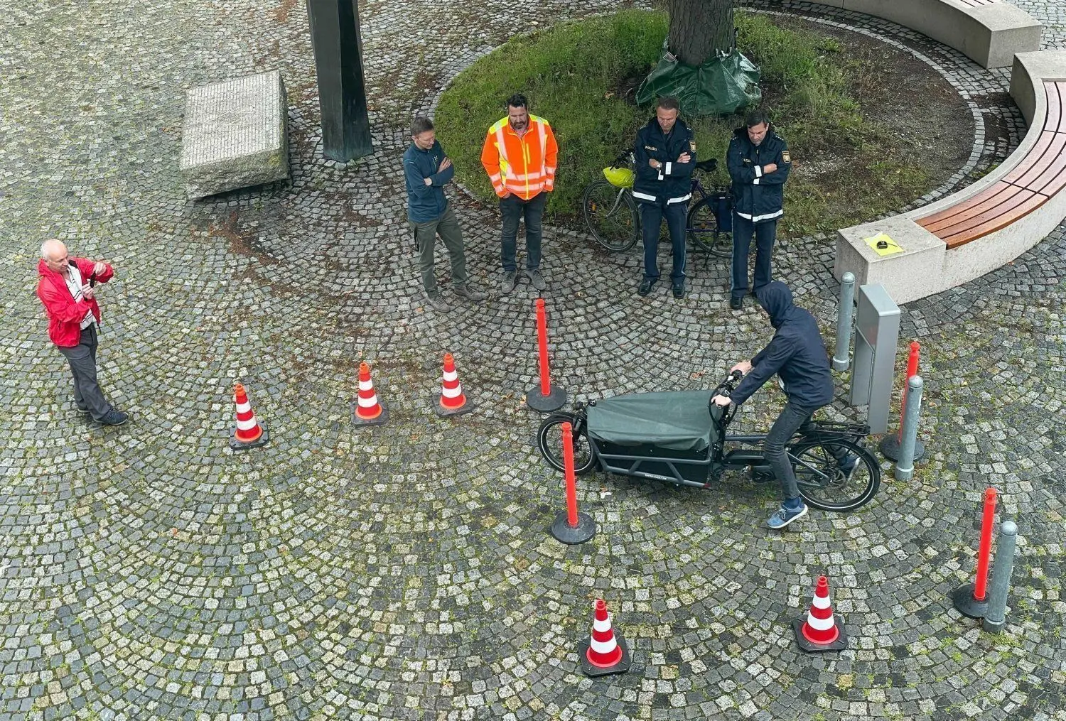 Testparcours auf dem Ulmer Weinhof zur Frage: Wie müssen die Umlaufsperren am Allgäuer Ring gestellt werden, damit alle Radtypen durchpassen, aber trotzdem niemand ungehindert in die Fahrspuren reinrauschen kann.