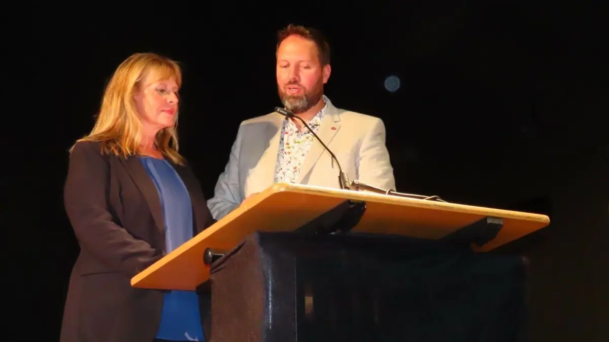 Petra Weber wird vom 2. stellvertretenden Bürgermeister Axel Dittrich ins Amt verpflichtet.