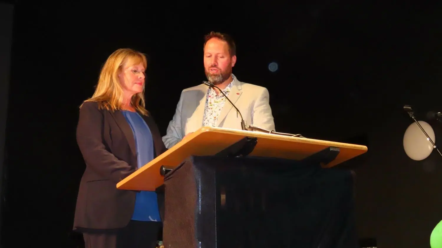 Petra Weber wird vom 2. stellvertretenden Bürgermeister Axel Dittrich ins Amt verpflichtet.