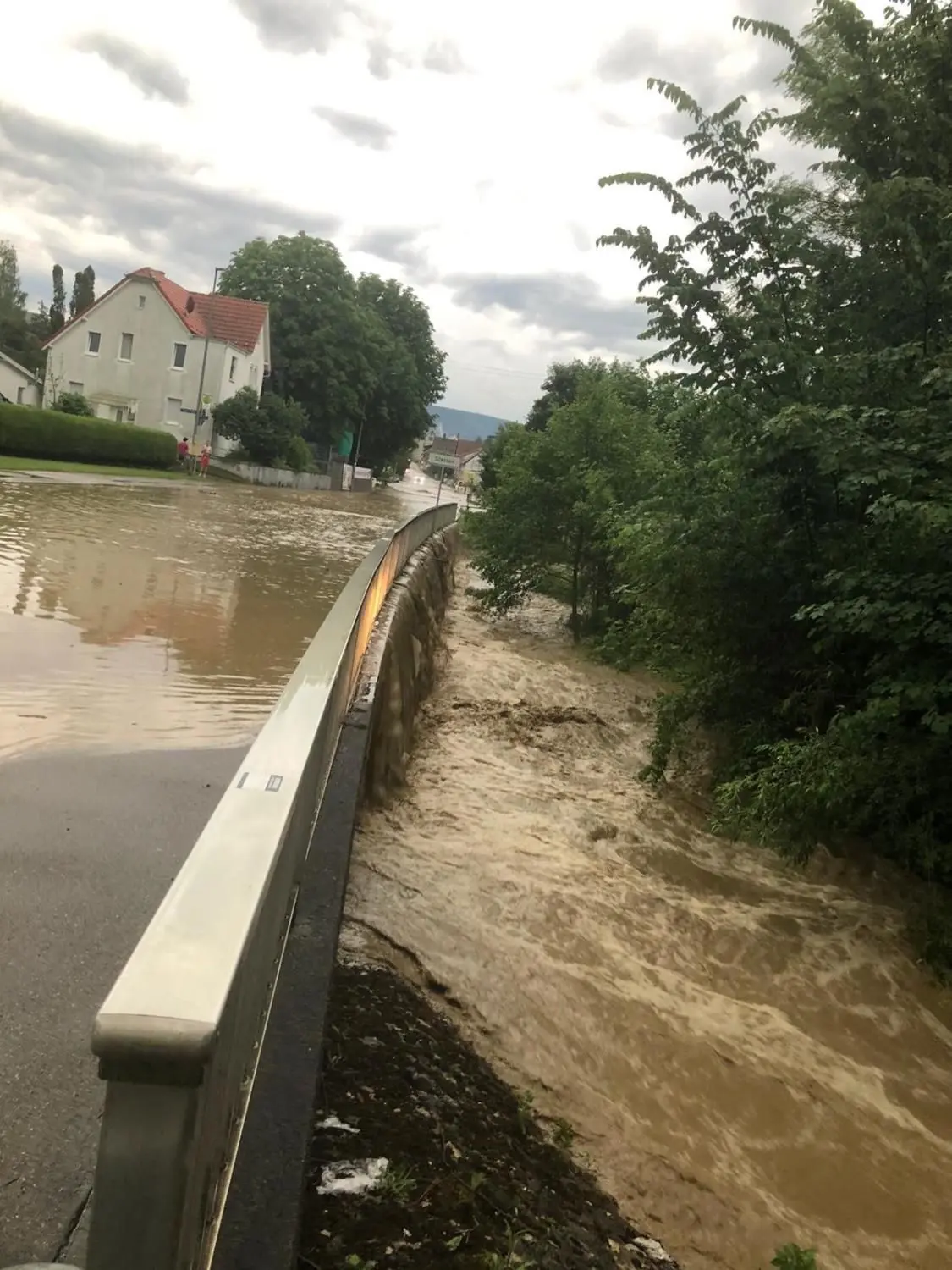 Am Ortseingang von Stetten trat der Reichenbach über die Ufer und setzte die Hechinger Straße unter Wasser.