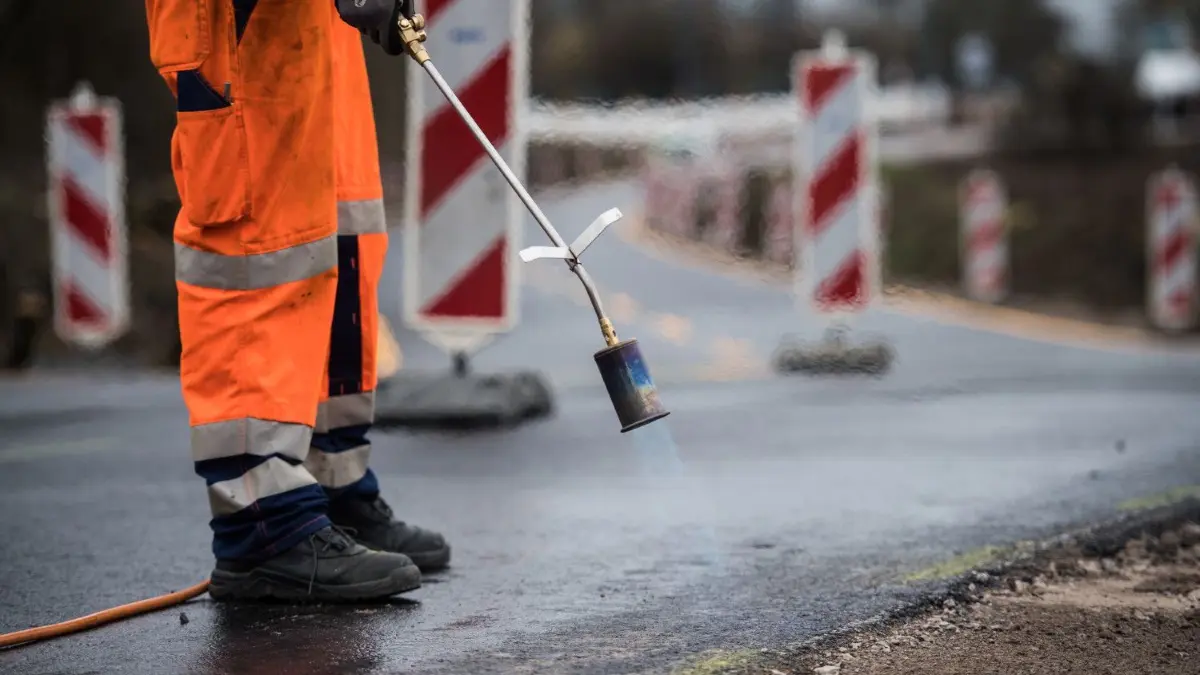 Der innerstädtische Verkehr in Bernau soll reduziert werden. Dazu wird eine Verbindungsstraße von Bernau Süd zur Schwanebecker Chaussee geplant. (Symbolbild)
ARCHIV - 28.03.2018, Hessen, Offenbach: Ein Bauarbeiter arbeitet mit einem Gas-Brenner an einem neuen Straßenbelag. (zu dpa «Mehr Geld für die Sanierung von Hessens Landesstraßen») Foto: Andreas Arnold/dpa +++ dpa-Bildfunk +++
