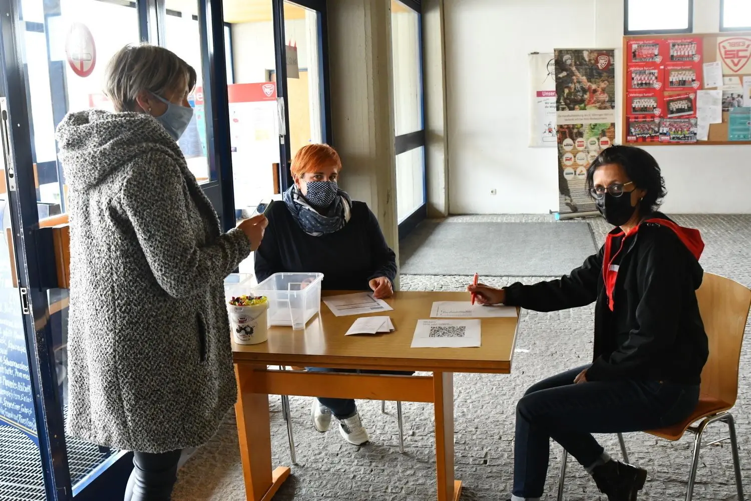 Einlasskontrolle im Sportpark: Nur wer registriert ist, darf die Halle betreten.