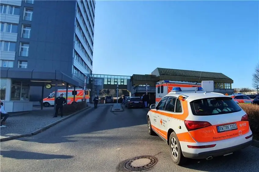 Rettungskräfte und Polizei sind wegen einer Messerattacke im Großeinsatz bei der Arbeitsagentur in Rottweil.