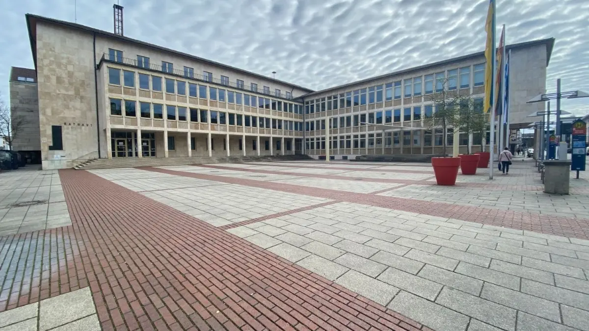 Das Neu-Ulmer Rathaus platzt aus allen Nähten: Doch wo sollen zusätzliche Arbeitsplätze untergebracht werden?