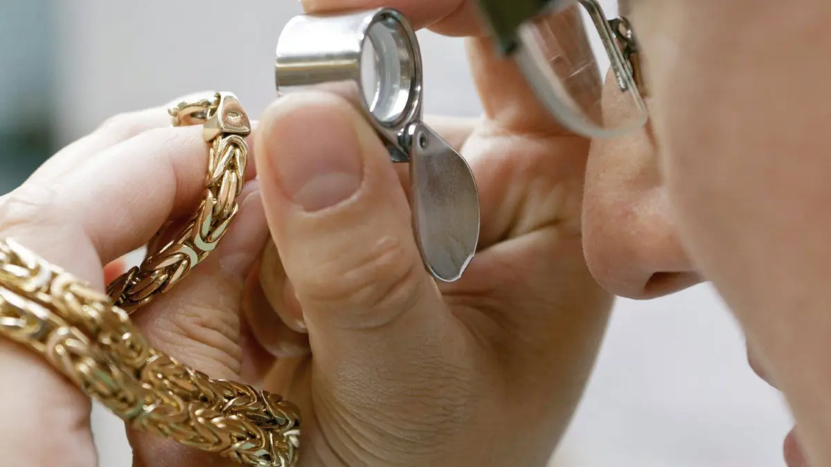 Betrüger haben es nicht nur auf Geld, sondern auch auf Schmuck und andere Wertgegenstände abgesehen. In Märkisch-Oderland kommt es immer wieder zu Betrugsversuchen, über die die Polizei jetzt aufklärt. (Symbolbild)
Zum Themendienst-Bericht von Sabine Meuter vom 4. Dezember 2014: Wer seinen Schmuck zu Geld machen will, sollte sich bei etablierten Händlern beraten lassen - und sich im Zweifelsfall mehrere Angebote einholen.
(Archivbild vom 28.07.2011/Die Veröffentlichung ist für dpa-Themendienst-Bezieher honorarfrei.) Foto: Markus Scholz