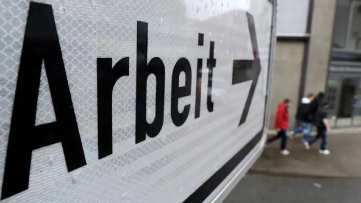 Die Arbeitslosigkeit in der Region Ulm hat neuen Höchststand erreicht.
ARCHIV - Leute gehen am 24.01.2012 in Hannover an einem Schild der "Agentur für Arbeit" vorbei. Schlechte Noten für kommunale Arbeitsämter: Die von Kreisen oder kreisfreien Städten betreuten Langzeitarbeitslosen haben offensichtlich geringere Vermittlungschancen bei der Jobsuche als Erwerbslose, die von Jobcentern mit Bundesagentur-Beteiligung betreut werden. Das zeigen Daten eines Internetportals des Bundesarbeitsministeriums, in dem seit Mai 2011 die Leistungen der beiden Jobcenter-Varianten verglichen werden, und die der Nachrichtenagentur dpa vorliegen. Foto: Julian Stratenschulte dpa (zu dpa 0957 vom 25.01.2012) +++(c) dpa - Bildfunk+++