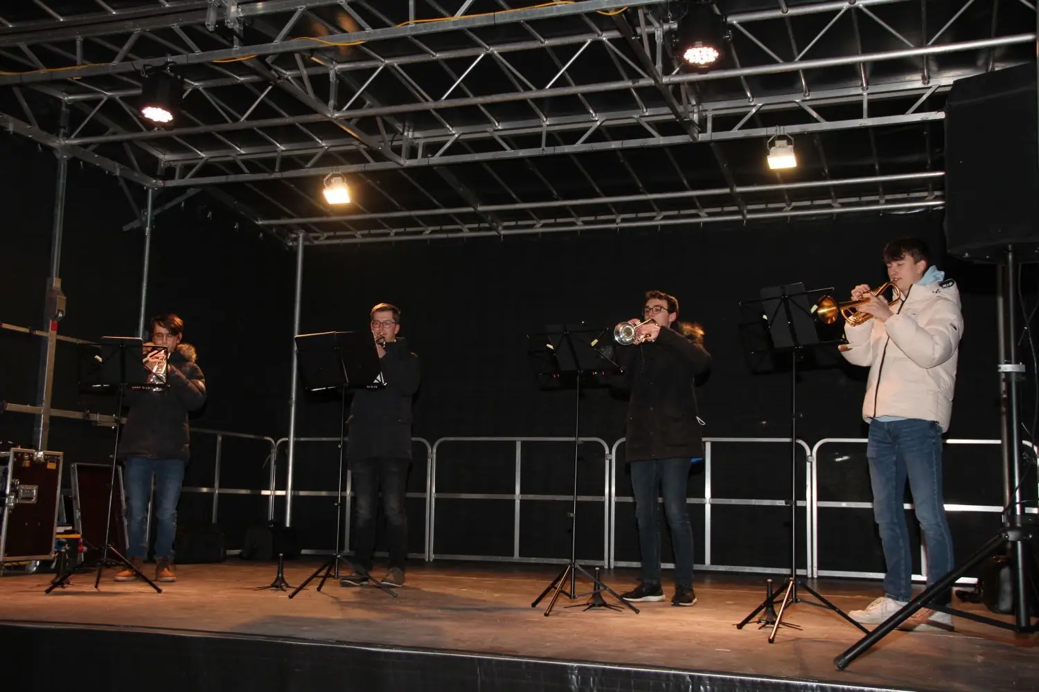 Zur Eröffnung spielt das Crailsheimer Trompetenquartett stimmungsvolle Weihnachtslieder.