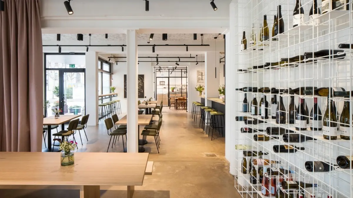 Das Innere des „Schrooz am Markt“ hat einen urbanen Industrie-Look.
