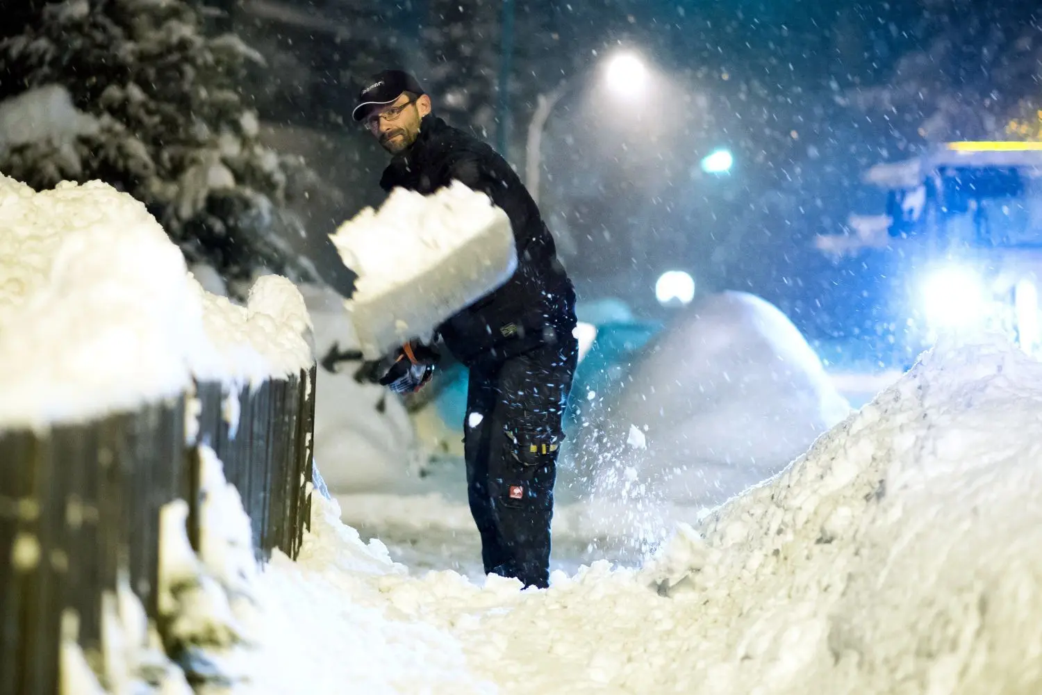 Schneeverwehungen, Schaufeln, Abwarten am Frankfurter Flughafen: Der Winter hat gestern vor allem den Norden und das Bergland geplagt.