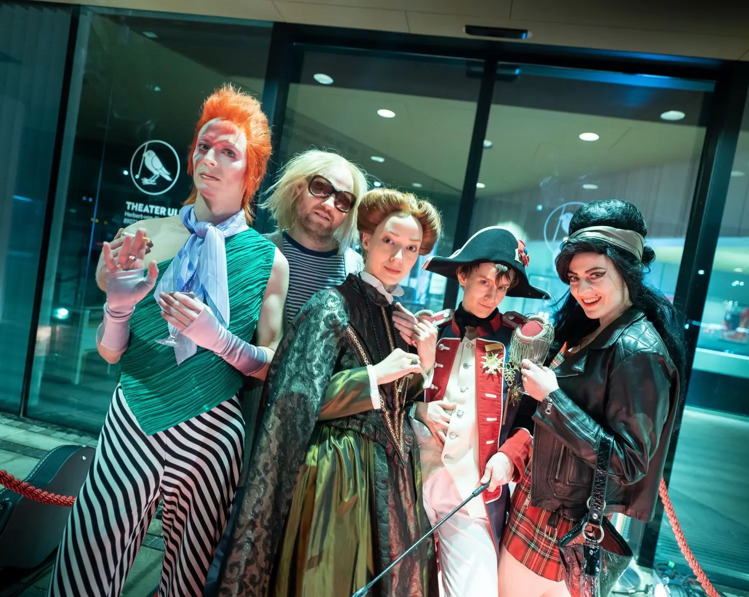 Das Schauspielensemble mischte maskiert mit.