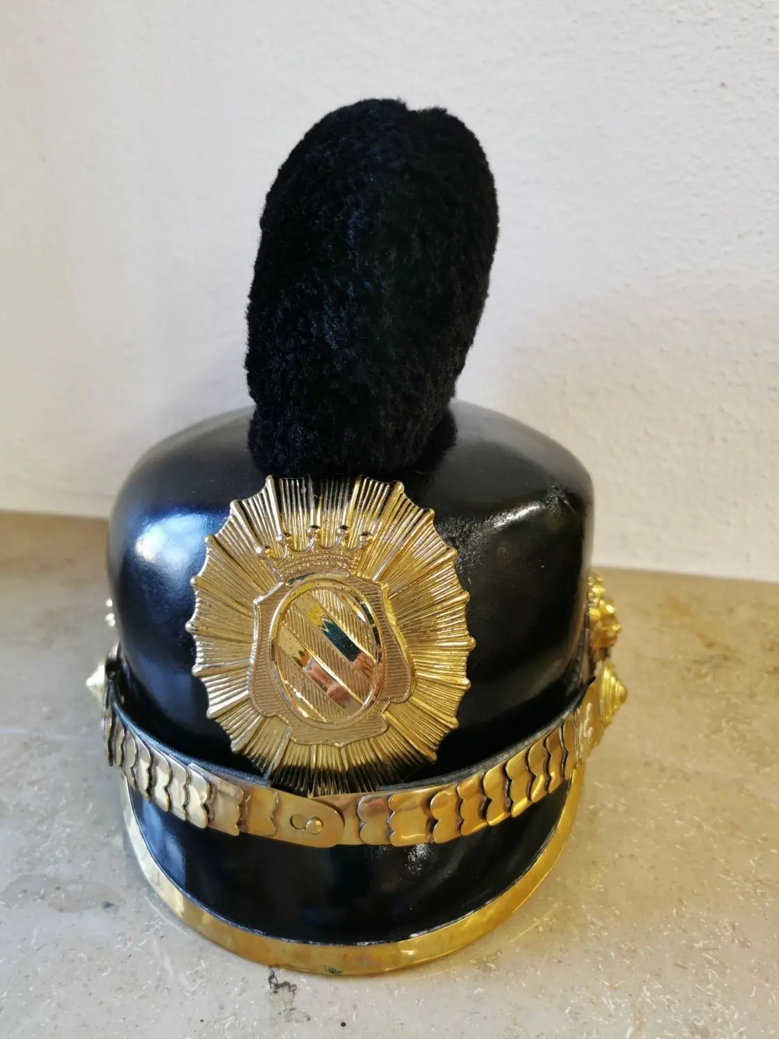 Dieser Helm wird noch einer gründlichen Politur unterzogen, bevor er beim Zapfenstreich und Festzug getragen wird.