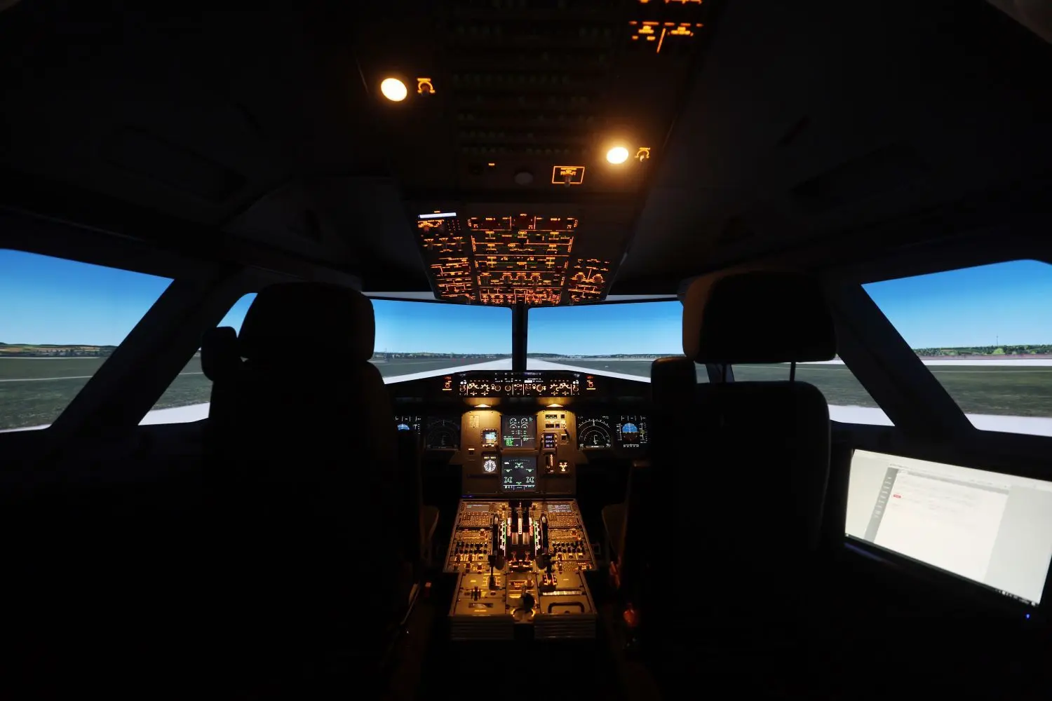 Wer mal selbst einen Airbus fliegen möchte, kann im Simulator Fliegerluft schnuppern.