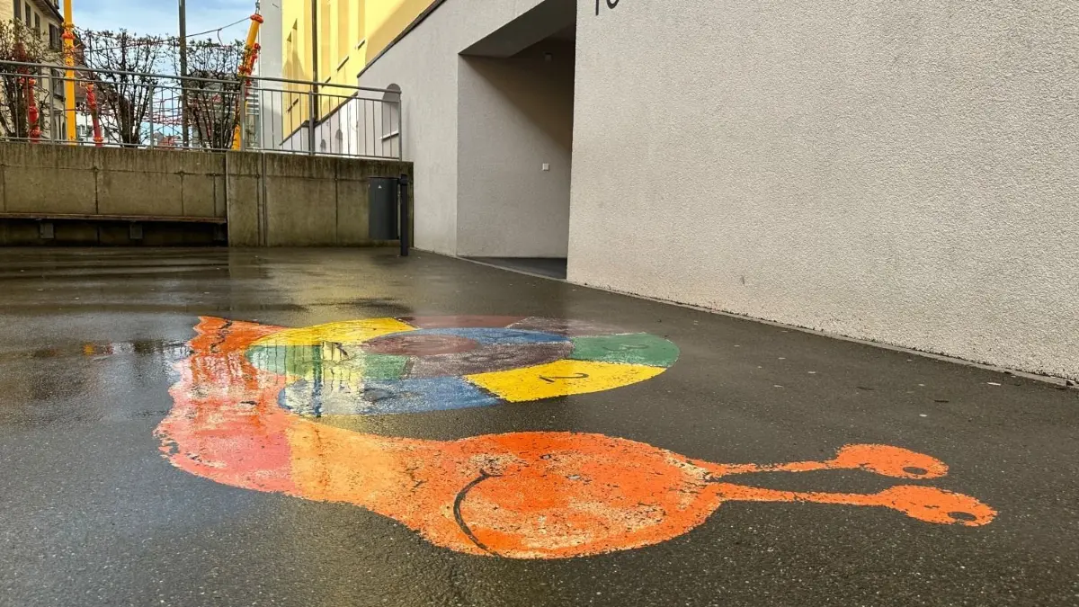 Obwohl den Eingang zur Kirchgrabenschule in Ebingen diese nette Schnecke ziert, wird er als „Mäuseloch“ bezeichnet. Liebevoll ist das nicht gemeint, laut Schulleiterin Cornelia Wolf ist der Eingang für manche Kinder ein Angstraum.
Kirchgrabenschule Grundschule Albstadt Ebingen