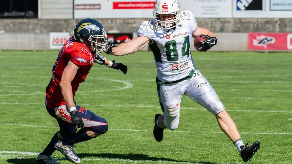 Moritz Böhringer hält sich beim CEFL-Halbfinale bei den Calanda Broncos einen Gegenspieler vom Leib. Die Unicorns gewinnen mit 35:21 und spielen am Samstag das Finale in Innsbruck.⇥