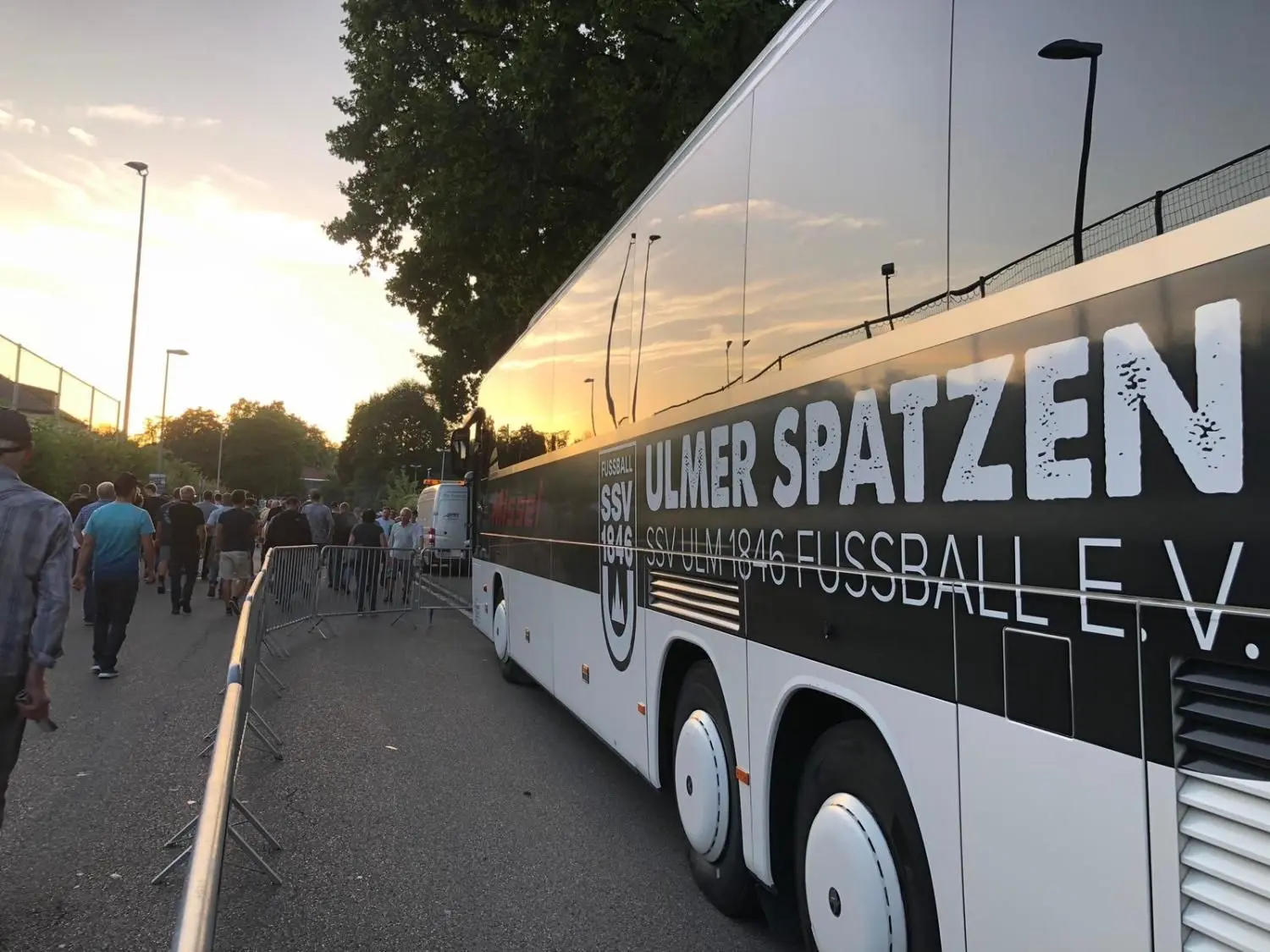 Fans und Mannschaften machen sich auf den Nachhauseweg.