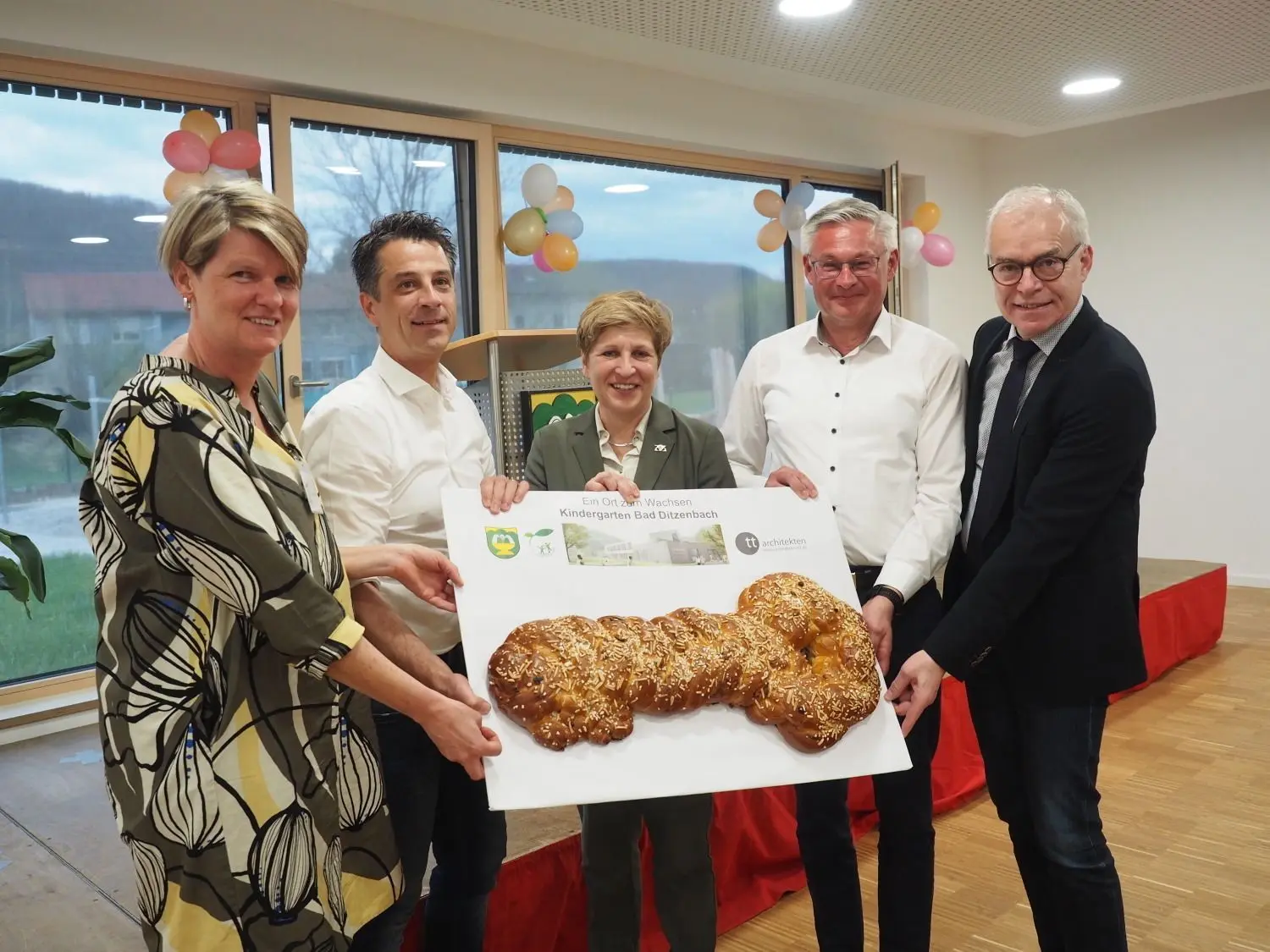 Symbolische Schlüsselübergabe für den Kindergarten: Kindergartenleiterin Sabine Klein (von links), Architekt Thomas Ott, Ministerin Nicole Razavi, Bürgermeister Herbert Juhn und Landrat Edgar Wolff.