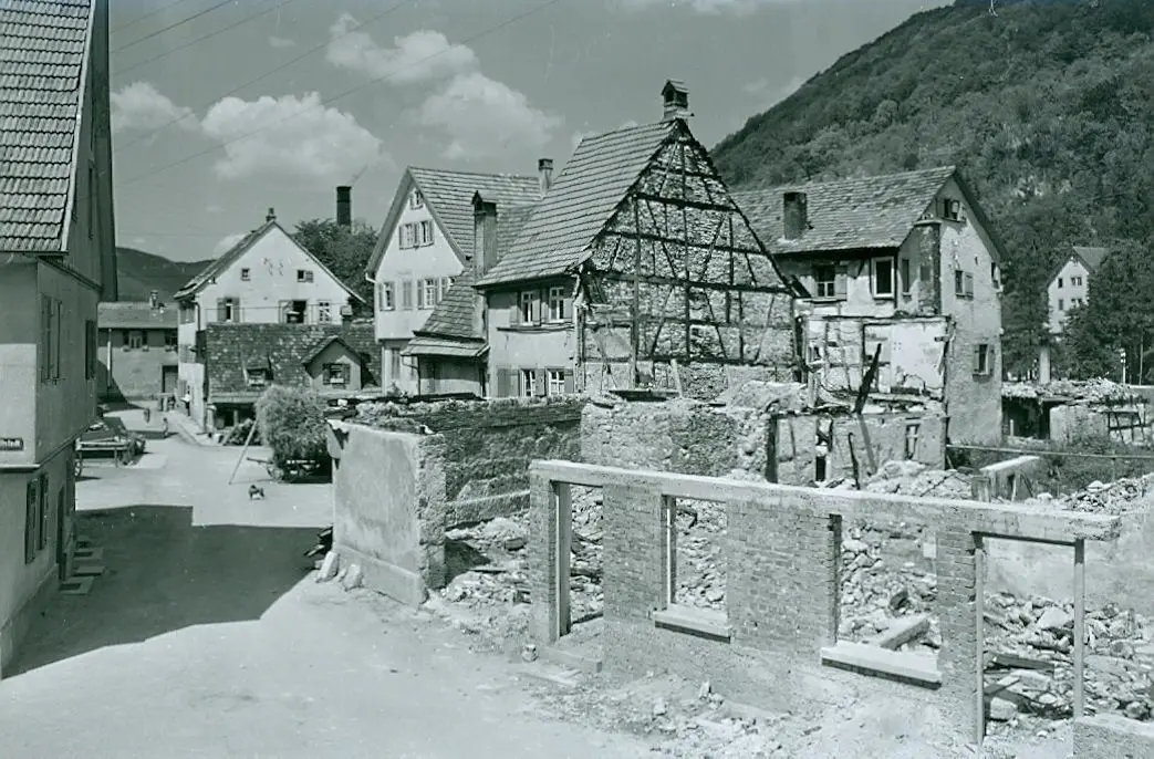 Urach litt unter den Fliegerangriffen. Das Foto zeigt das zerstörte Schulhaus am Graf-Eberhard-Platz. ⇥