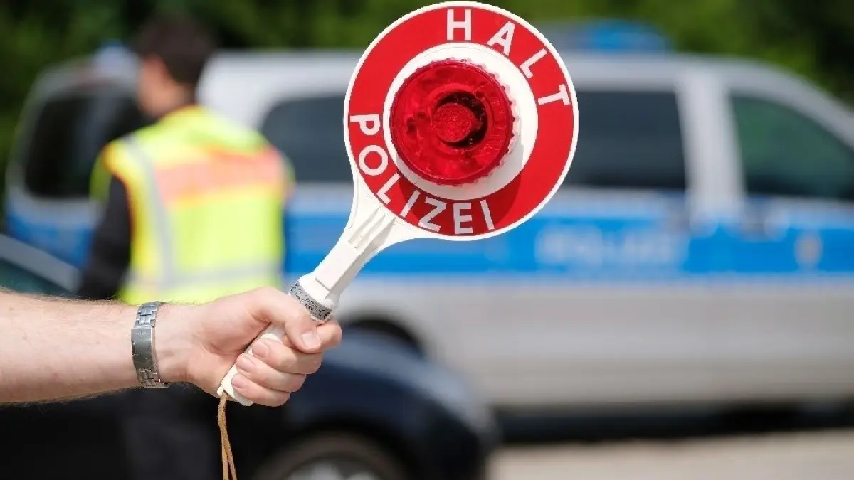 Symbolbild
06.06.2018, Sachsen, Hirschfeld: Eine Anhaltekelle der Polizie wird während einer Verkehrkontrolle auf der BAB 72 bei Zwickau in die Höhe gehalten. (zu dpa: «Rote Kelle an Autobahn: Sachsen und Tschechien kämpfen für Sicherheit» vom 17.06.2018) Foto: Sebastian Willnow/dpa-Zentralbild/dpa +++ dpa-Bildfunk +++