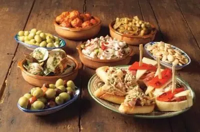 Tapas auf kleinen Tellern.