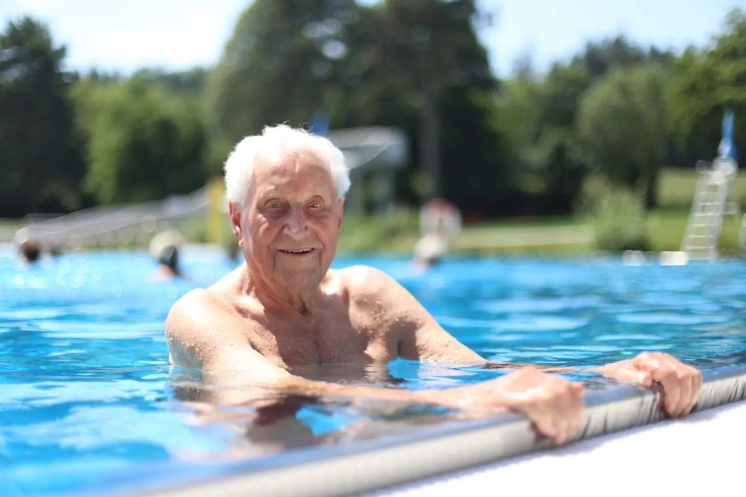 Hermann Böhm war der erste Bademeister in Bergertshofen. Auch heute noch, mit 92, kommt er immer wieder gerne in sein Freibad.⇥