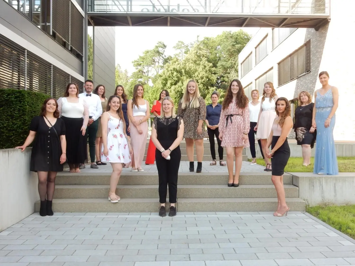 Abschlussklasse 3BKSPiT3: Milica Djurickovic, Kim Häberle, Jessica Huber, Kim Kramer, Rebekka Rech, Hariklia Romanou, Anna Rupp, Julia Schäfer, Lisa Schilling, Verena Schlumpberger, Tanja Schrag, Carmen Schultes, Stephanie Schulz, Parthena Sidiropoulou, Monika Sieben, Sami Thaqi. ⇥