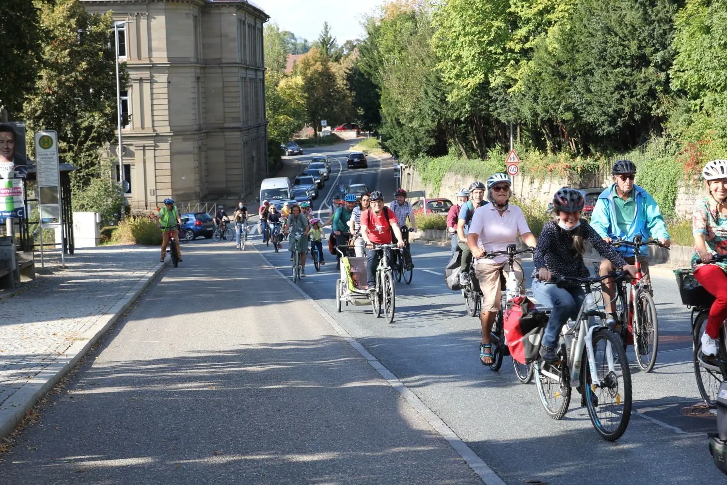 Rund 100 Radler übertreffen die bisher größte Zahl einer Raddemo in der Stadt. Bisherige Radfahrdemos kamen auf 30 Teilnehmer.