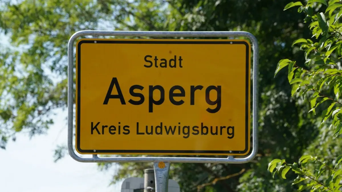 Fünf Tage nach ihrem Verschwinden der 17-jährigen Tabitha aus Asperg haben Ermittler ihre Leiche entdeckt – und suchen noch nach Hinweisen.
18.07.2022, Baden-Württemberg, Asperg: Das Ortsschild der Stadt im Kreis Ludwigsburg. Fünf Tage nach ihrem Verschwinden haben Ermittler die Leiche einer 17-Jährigen im Landkreis Ludwigsburg entdeckt. Der Teenager hatte nach bisherigen Informationen vergangene Woche am Dienstagnachmittag die Wohnung in Asperg verlassen und war abends nicht zu den Eltern zurückgekehrt. (zu dpa «Vermisste 17-Jährige tot - Mann in U-Haft») Foto: Andreas Rosar/dpa +++ dpa-Bildfunk +++