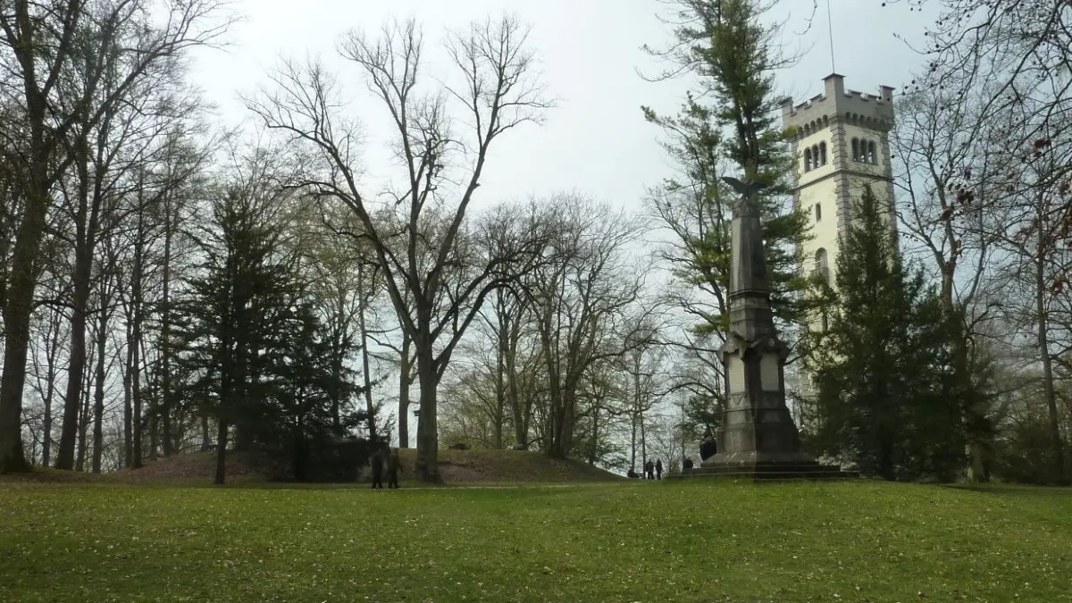 Unter der kleinen Anhöhe neben dem Wolfertturm liegt der alte Hochbehälter aus dem Jahr 1877, der früher die Ehinger Altstadt versorgte. 480 Kubikmeter Trinkwasser hatten da Platz. Heute nutzen Kinder die Anhöhe zum Schlitten- oder Radfahren. ⇥
