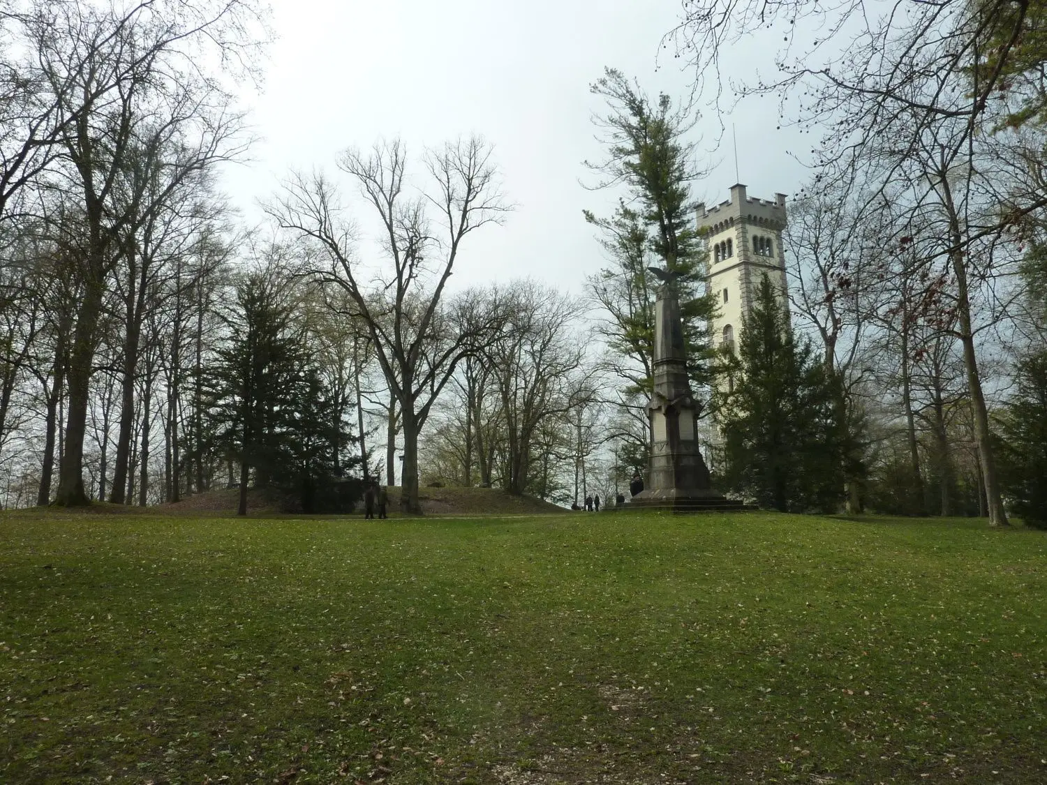 Unter der kleinen Anhöhe neben dem Wolfertturm liegt der alte Hochbehälter aus dem Jahr 1877, der früher die Ehinger Altstadt versorgte. 480 Kubikmeter Trinkwasser hatten da Platz. Heute nutzen Kinder die Anhöhe zum Schlitten- oder Radfahren. ⇥