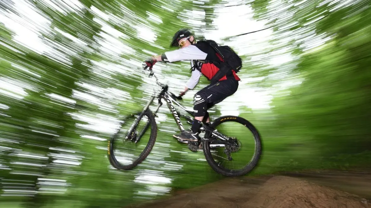 Bewegung an der frischen Luft: Mountainbikes sind im Trend. ⇥
ILLUSTRATION - Ein Mountainbiker springt am 20.06.2015 auf dem Canadian Trail bei Freiburg (Baden-Württemberg) durch den Wald. Nach einer Serie von Sabotageakten an Strecken für Mountainbiker im Wald hat der Wanderverband Schwarzwaldverein auf der Jahresversammlung in Gengenbach zur Besonnenheit aufgerufen. Foto: Patrick Seeger/dpa +++(c) dpa - Bildfunk+++