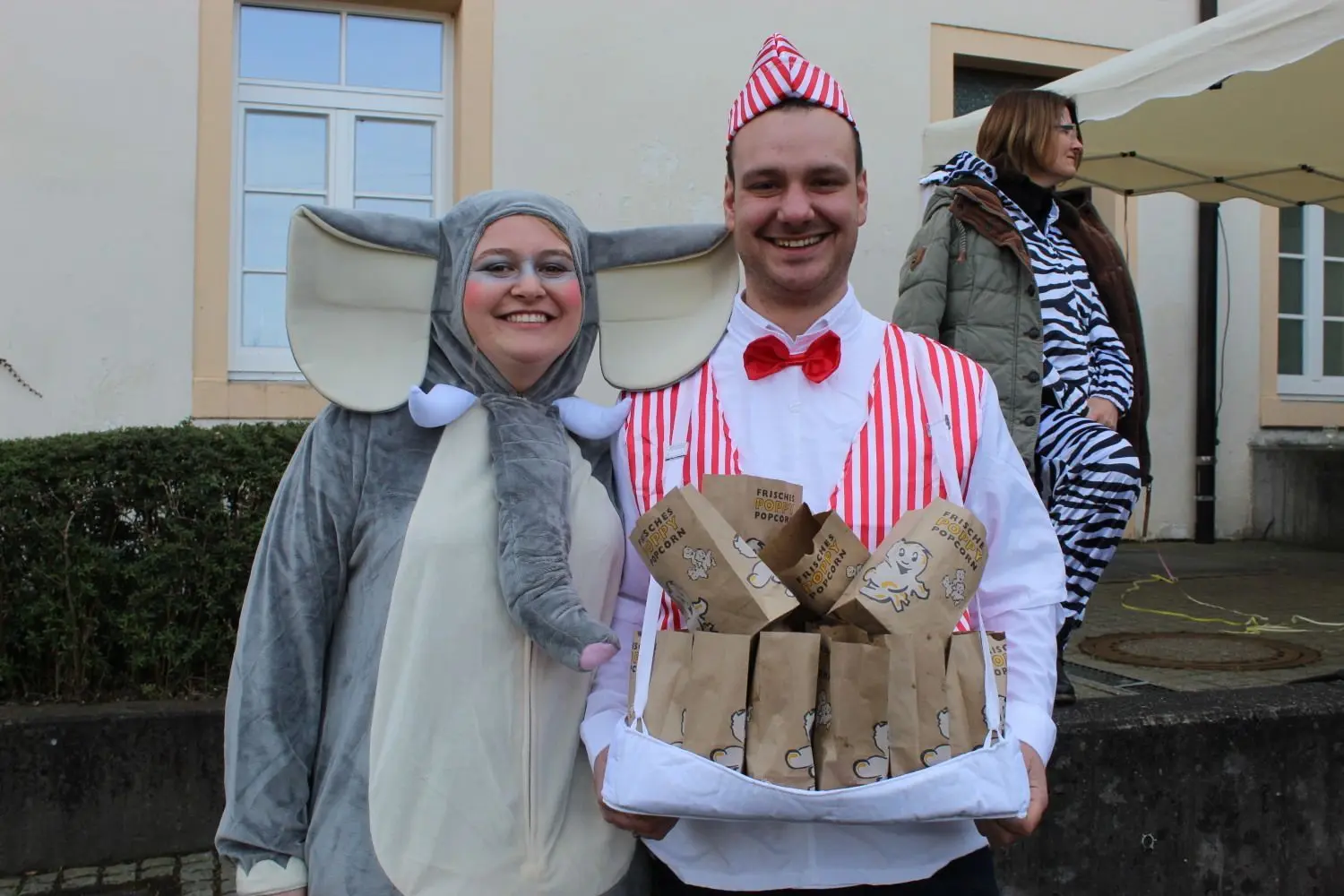 Die Rathausmitarbeiterin Verena Dieringer als Elefant und Ortsbaumeister Jürgen Dieringer als Popcornverkäufer.