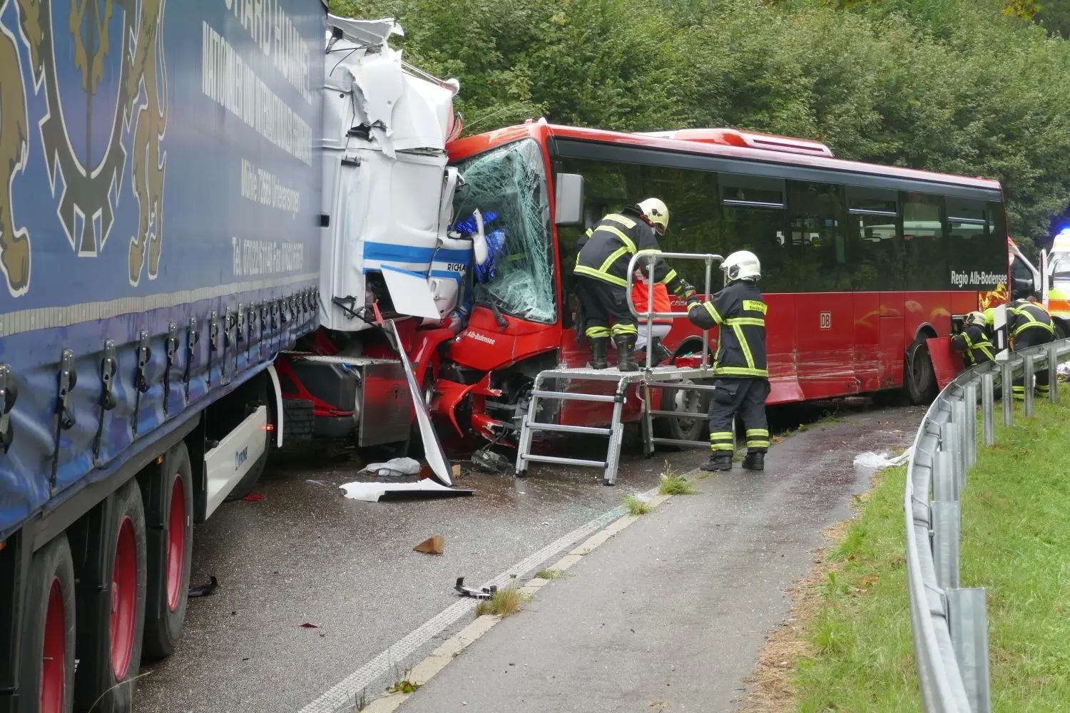 Der Linienbus und der Sattelzug waren frontal aufeinander geprallt. Zuvor hatte der Bus, in dem acht Menschen verletzt wurden, drei weitere Fahrzeuge touchiert.⇥