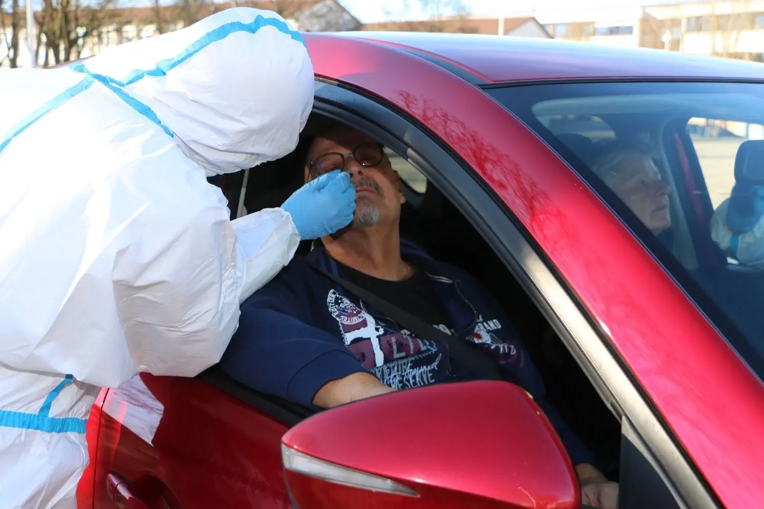 Peter Müller aus Gerabronn ist mit seiner Frau Marianne bei der DLRG vorgefahren, um sich testen zu lassen.⇥