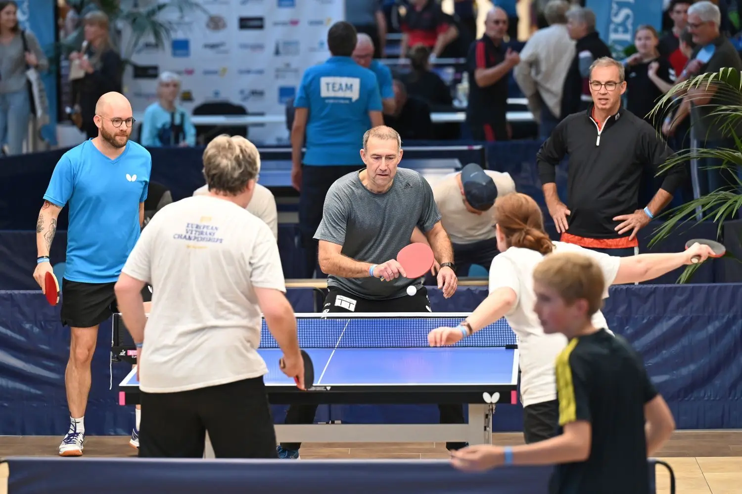 Volle Konzentration auf den Ball: Initiator Florian Ebner (h.) beobachtete die Spiele.⇥