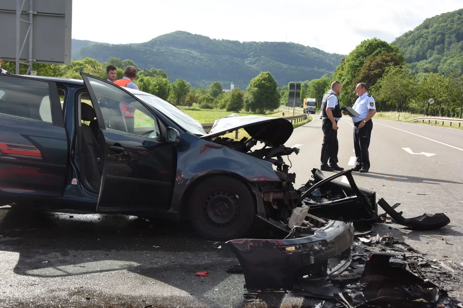 Schwerer Unfall auf der B 312 zwischen Pfullingen und Unterhausen.