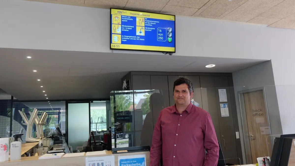 Informatiker Thomas Reith hat die Ampel entwickelt. ⇥
Der Informatik-Spezialist Thomas Reith hat die Besucherampel für das Langenauer Freibad entwickelt.