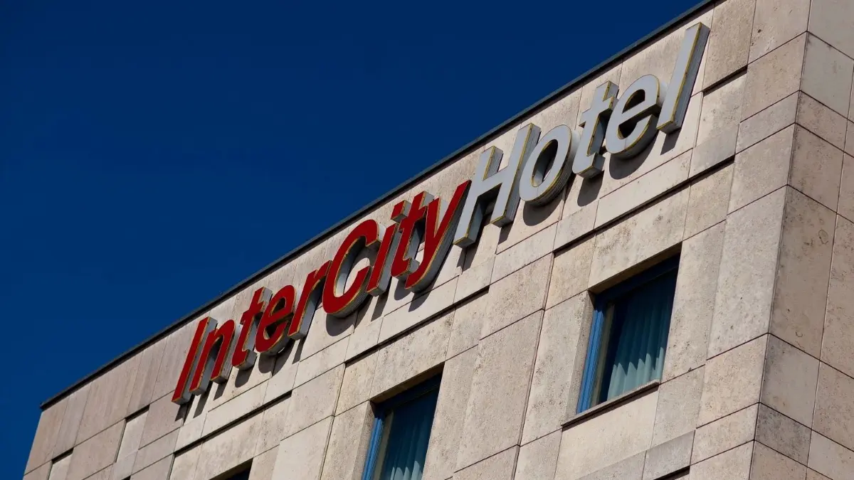 Das Intercity-Hotel am Ulmer Hauptbahnhof besteht seit 30 Jahren. Das wird gefeiert.
Das Intercity-Hotel gehört der Stadt Ulm schon: Es bleibt stehen.