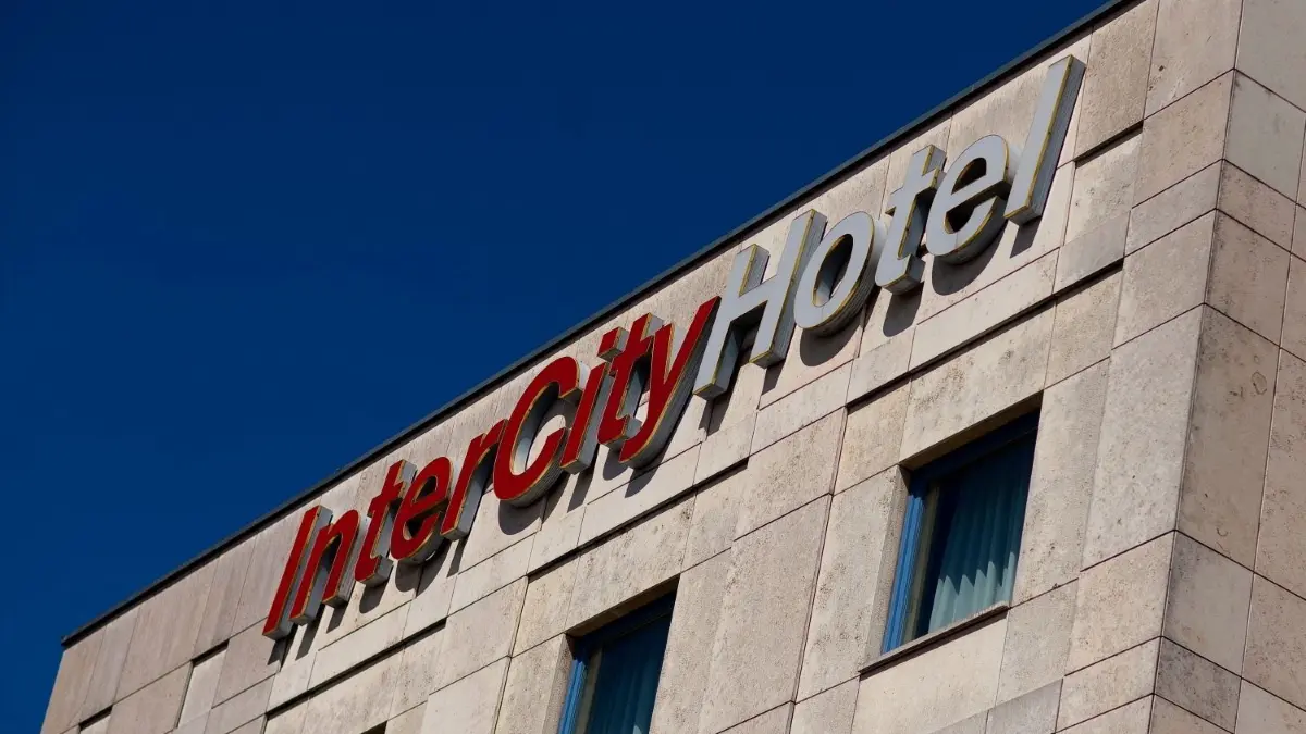 Das Intercity-Hotel am Ulmer Hauptbahnhof besteht seit 30 Jahren. Das wird gefeiert.
Das Intercity-Hotel gehört der Stadt Ulm schon: Es bleibt stehen.