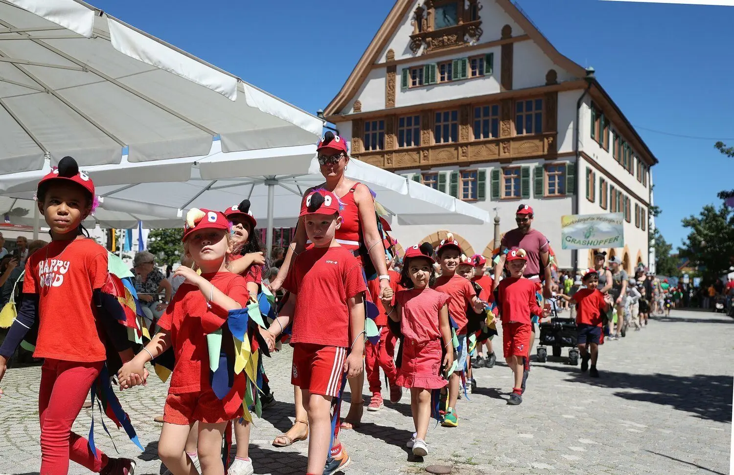 Die Mädchen und Buben des Kinderhauses Ohmstraße am Marktplatz.