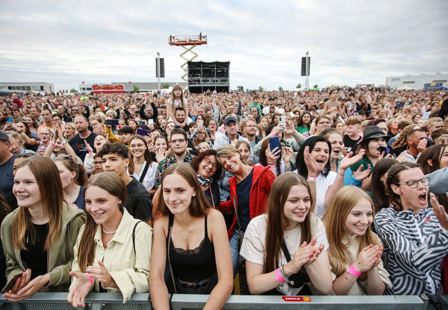 Vor der Bühne im Solpark stehen am Sonntagabend überwiegend weibliche Fans.