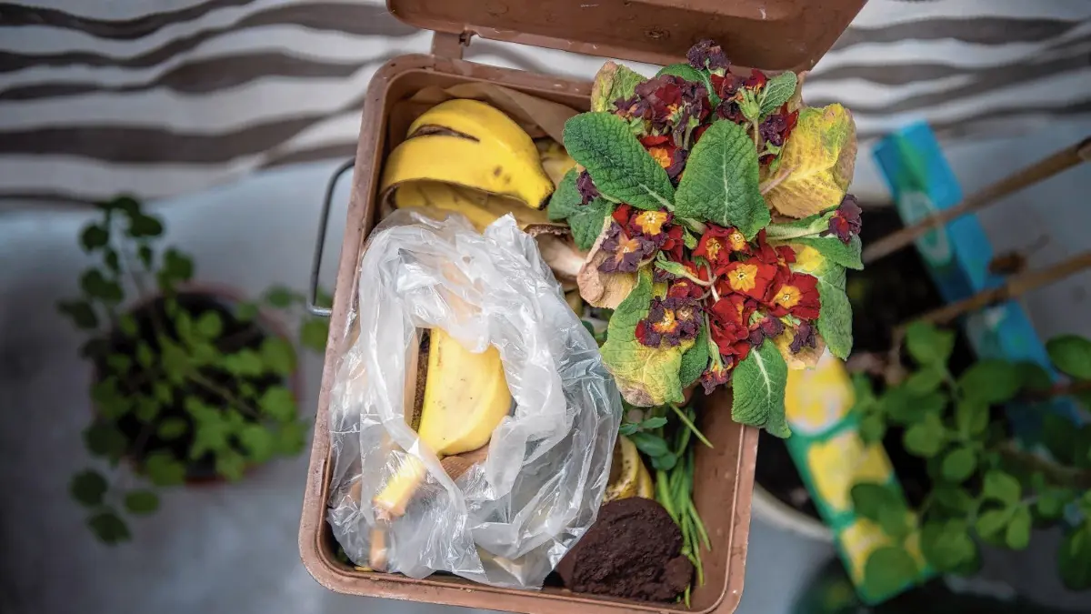 Plastikabfall in der Biotonne: Dagegen will die Stadt Ulm jetzt gezielt vorgehen.
Plastikabfall in der Biotonne