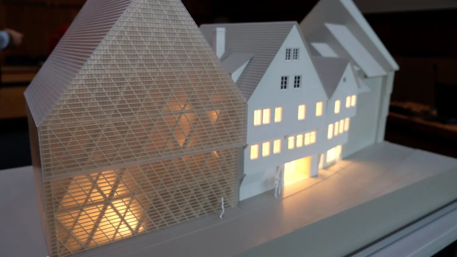 Links im Modell der Neubau, der die gesamte Häuserzeile abstützen muss. Das Haus ist nicht leer, sondern zum einen Schutzhülle für den historischen Keller von 1320, zum anderen zukünftiges Museumsforum.