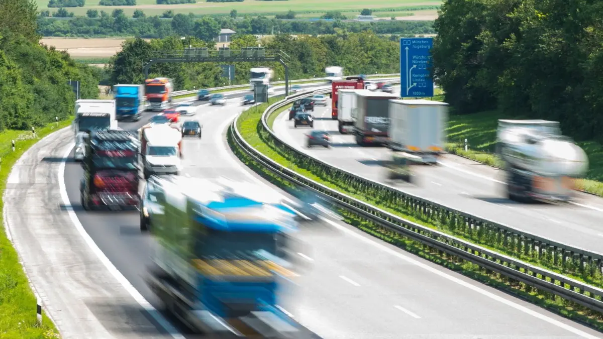 Die viel befahrene Autobahn A8 bei Elchingen.
Autobahn A8 Bei Elchingen Thema Lärmschutzwall