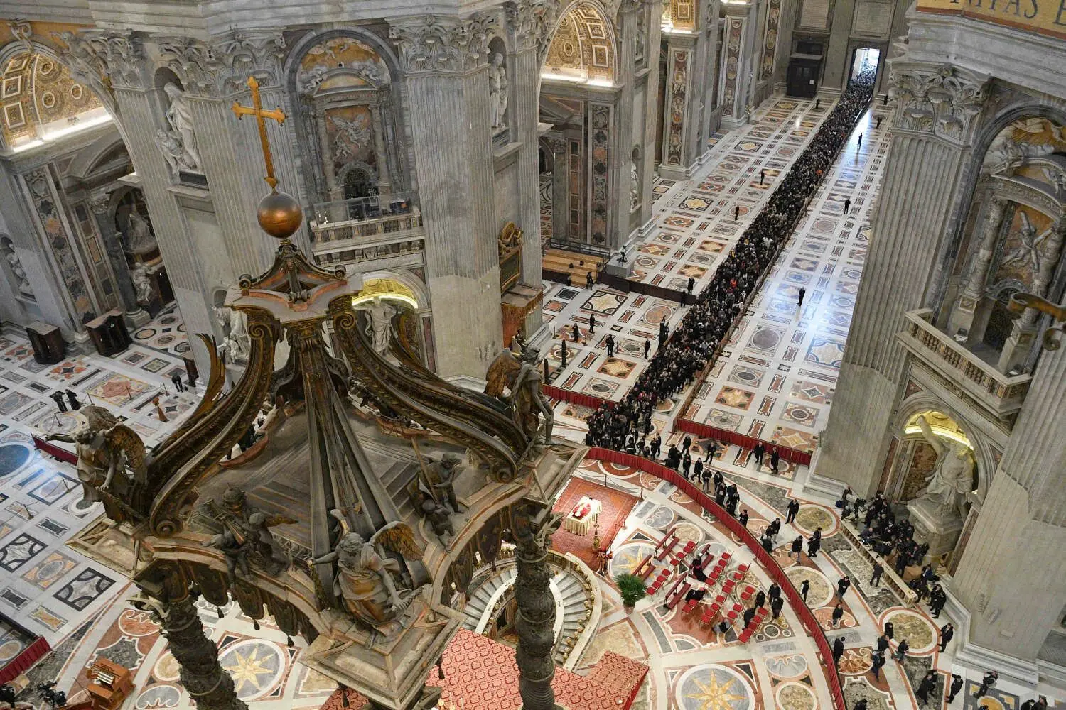 Der Leichnam von Ex-Papst Benedikt XVI. ist im Petersdom im Vatikan aufgebahrt.