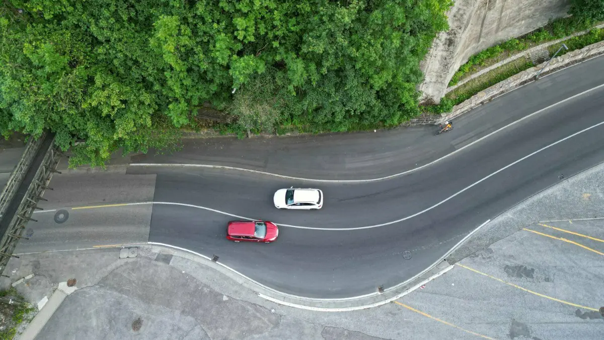Stuttgarter Straße aus der Luft: Für einen eigenständigen Radweg fehlt der Platz. Daher müssen Radler auch bergab in Schrittgeschwindigkeit fahren.
Radweg Scharfes Eck Stuttgarter Straße Weilertunnel Foto: Ufuk Arslan