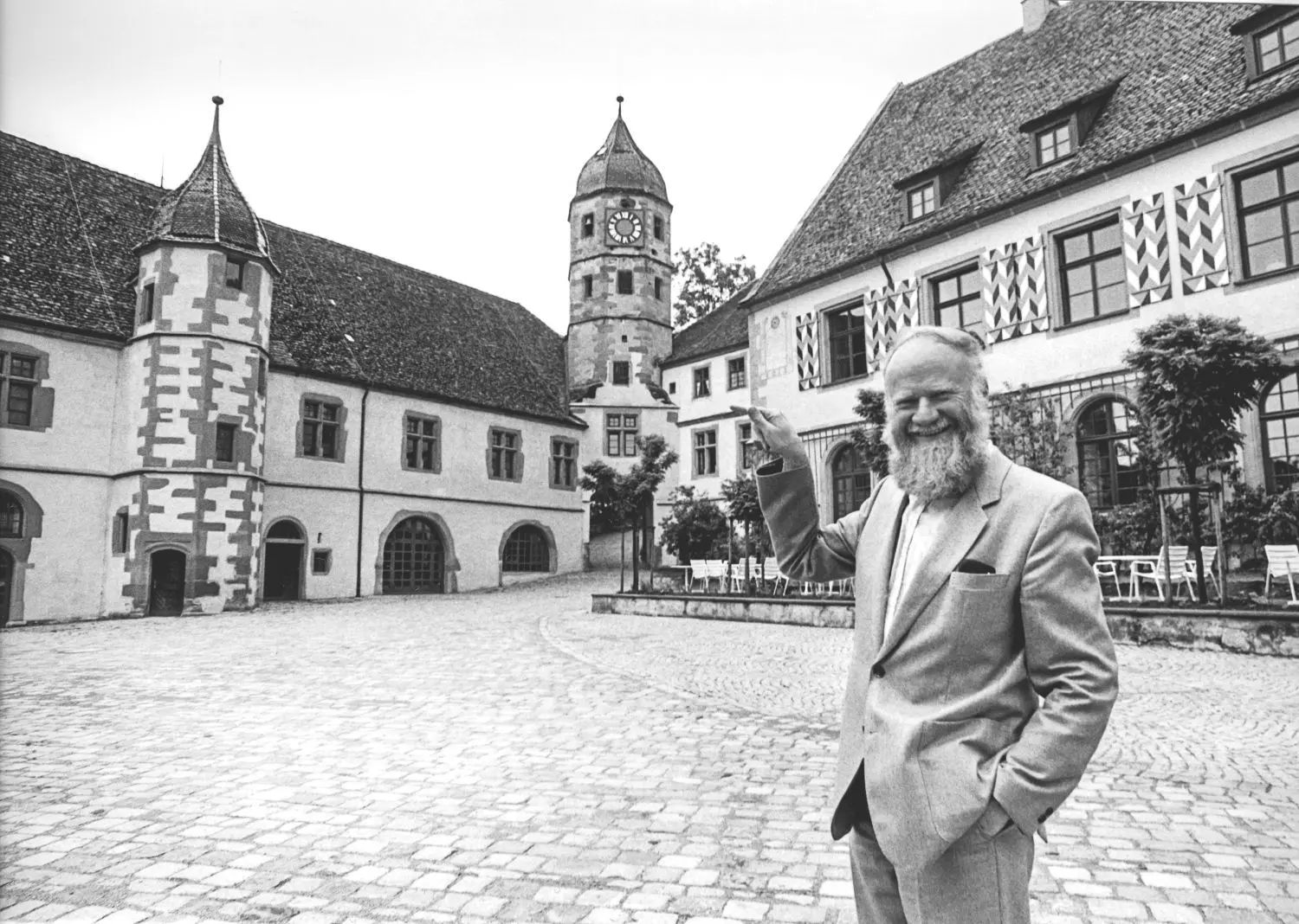 Unternehmer, Kunstmäzen, Schlossherr: Paul Eberhard Schwenk präsentiert  1981 auf Schloss Haigerloch stolz das Ergebnis jahrzehntelanger Renovierungsarbeiten.
