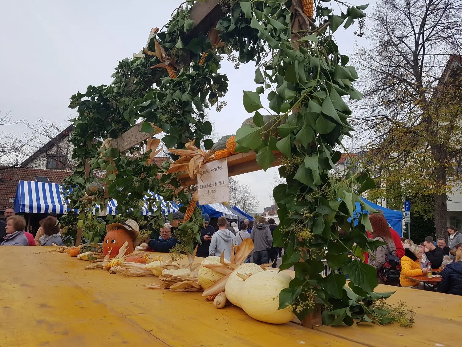 Der Mittelpunkt des Martinimarktes in Eschenbach: Am dekorierten Wagen auf dem Stelläckerplatz lässt es sich gut verweilen und auf ein Schwätzle treffen.